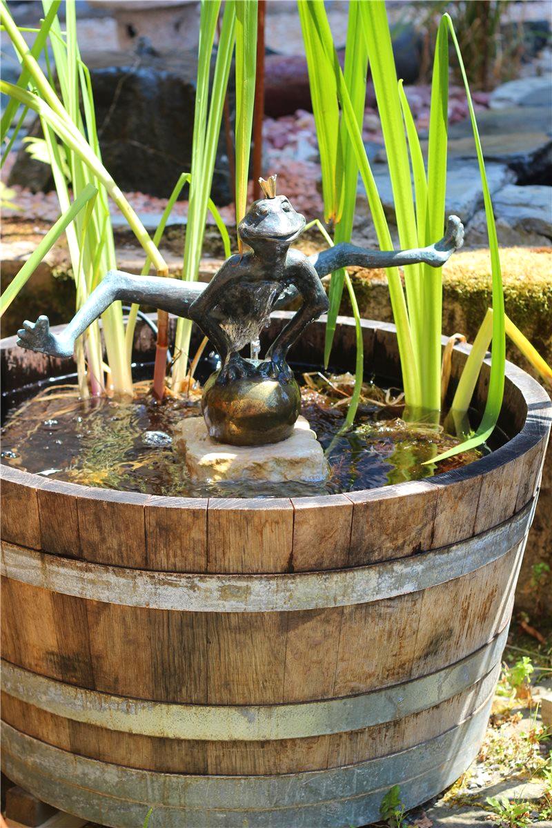 Wasserspiel SET Weinfass Mini Teich inkl. Pumpe und Froschkönig Dietmar Bronze