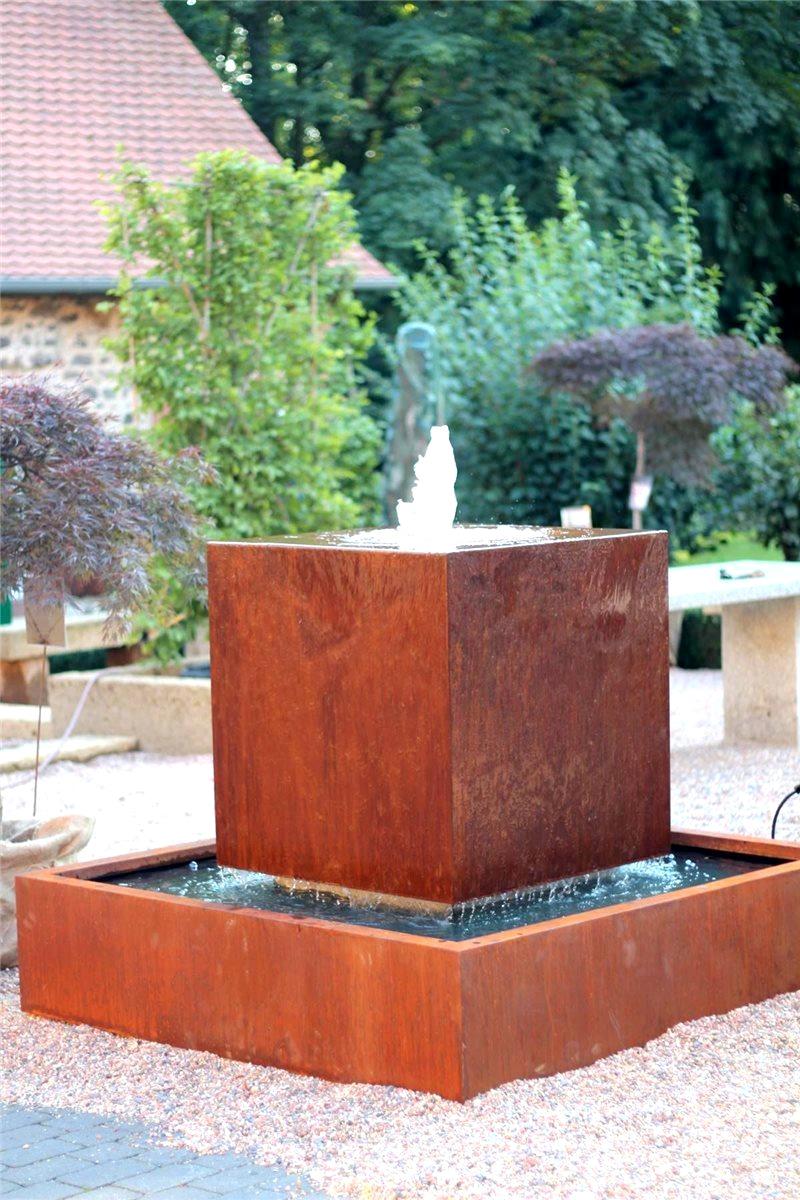 Cortenstahl Würfel 80 Schwebeoptik mit Sprudelquelle Edelrost Gartenbrunnen Springbrunnen